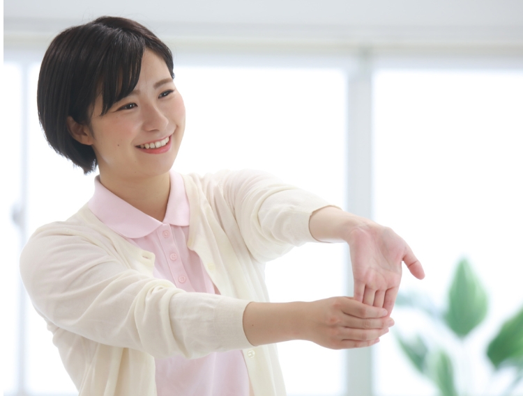 整体師がストレッチを教えている画像
